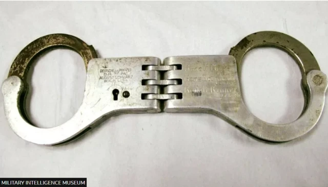 بعد از جنگ، سروان کراس دستنبدهایی که از آنها استفاده کرده بود را به موزه اطلاعات نظامی هدیه داد که روی آن نام هوس و دو نازی‌ دیگر را که بخش او دستگیر کرده بود – به نام‌های هانس بوتمان و رودولف گئورگ رنر – حک شده بود