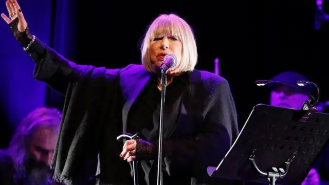 Merijen Fejtful nastupa u koncertnoj sali Bataklan 2016. godine