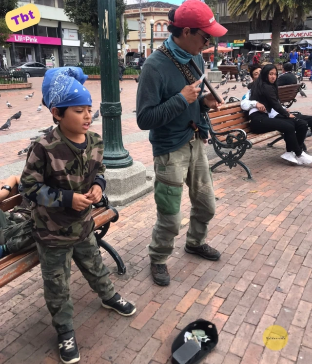 Óscar y su hijo Matías, protagonizando un número musical para recaudar fondos.
