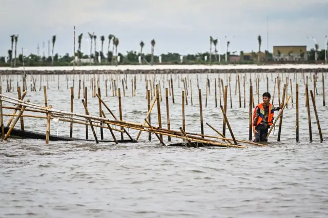 Nelayan bersama TNI AL membongkar pagar laut yang terpasang di kawasan pesisir Tanjung Pasir, Kabupaten Tangerang, Banten, Sabtu (18/1).