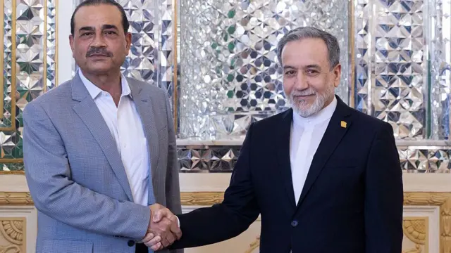 پاکستانی فیلڈ مارشل عاصم منیر اور ایرانی وزیر خارجہ عباس عراقچی