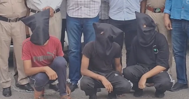 ਪੁਲਿਸ ਵੱਲੋਂ ਗ੍ਰਿਫ਼ਤਾਰ ਕੀਤੇ ਗਏ ਤਿੰਨ ਲੋਕ