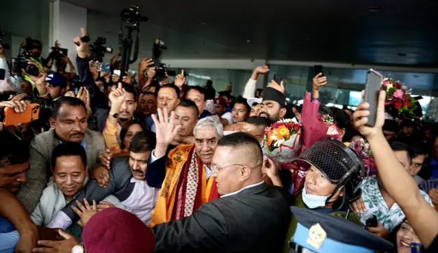 नेपाली कांग्रेसका पूर्वसभापति शेरबहादुर देउवा सिङ्गापुरबाट फर्कँदै
