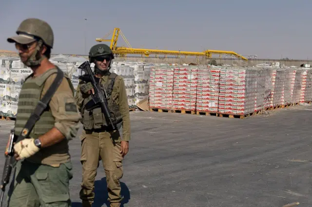 Las FDI permitieron este jueves acceso a la prensa internacional al cruce de Kerem Shalom, donde se encuentra la ayuda humanitaria que ya está dentro de Gaza.