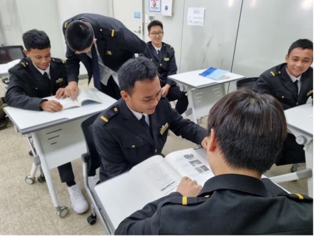 Nuno bersama teman-temannya di Sekolah Menengah Meister Maritim Korea.