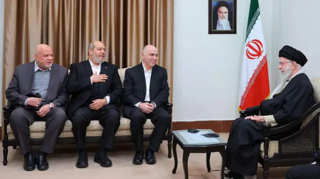 خامنه‌ای در کنار خلیل الحیه و محمد اسماعیل درویش و زاهر جبارین