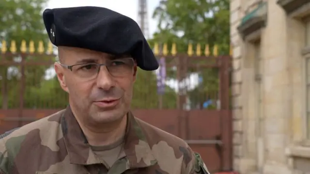 パリ警護に当たる部隊を取りまとめるリオネル・カタル大将