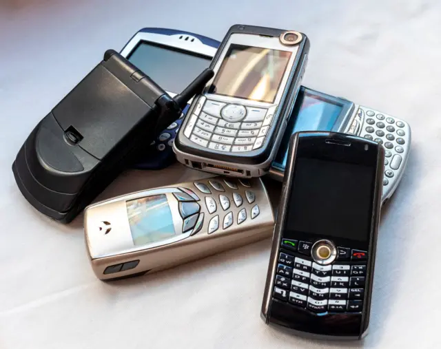 Divers téléphones portables obsolètes