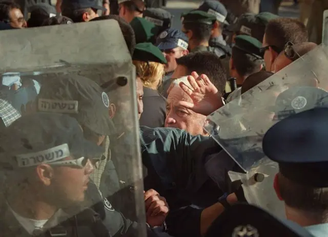 Sharon, encerclé par les forces de sécurité israéliennes.