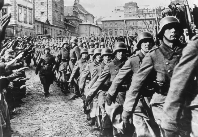 1939: Tropas alemãs marcham em Praga durante a invasão da Tchecoslováquia