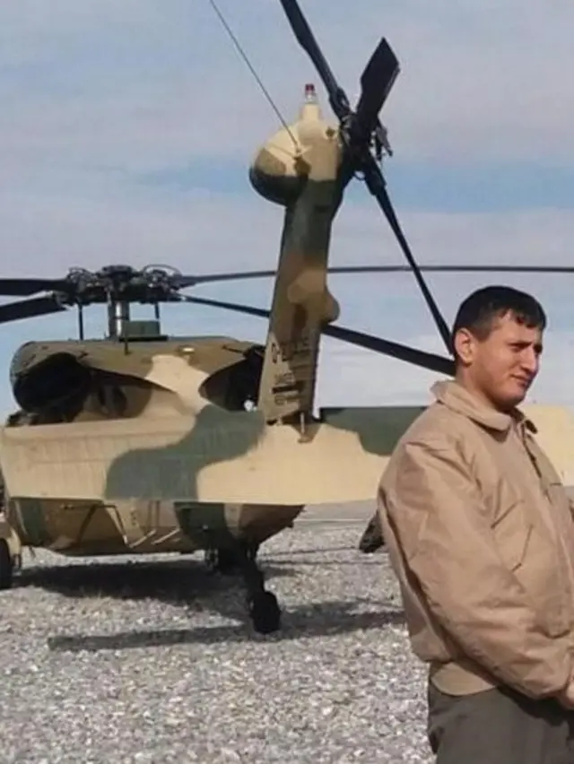 Momand bir helikopter önünde