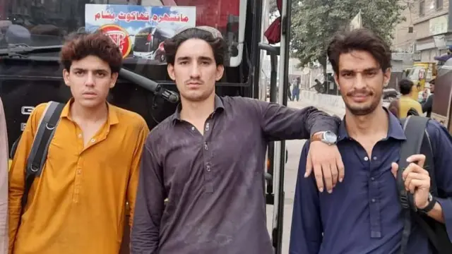 محمد یوسف (دائیں جانب) اور دلاور خان (بائیں جانب)