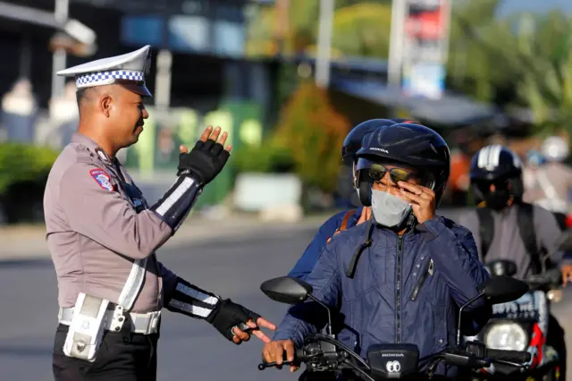 Petugas Satuan Lalu Lintas Polresta Gorontalo Kota menghentikan pengendara motor saat Operasi Keselamatan Otanaha 2026 di Kota Gorontalo, Gorontalo, Selasa (3/2/2026). Operasi Keselamatan Otanaha 2026 merupakan bagian dari cipta kondisi menjelang bulan Ramadhan dan upaya menurunkan angka kecelakaan lalu serta meningkatkan kesadaran dan ketertiban masyarakat khususnya pengguna jalan atau pengemudi kendaraan bermotor. 