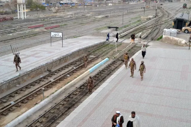 क्वेटा रेल्वे स्टेशनमा सुरक्षा दिँदै पाकिस्तानी सेना