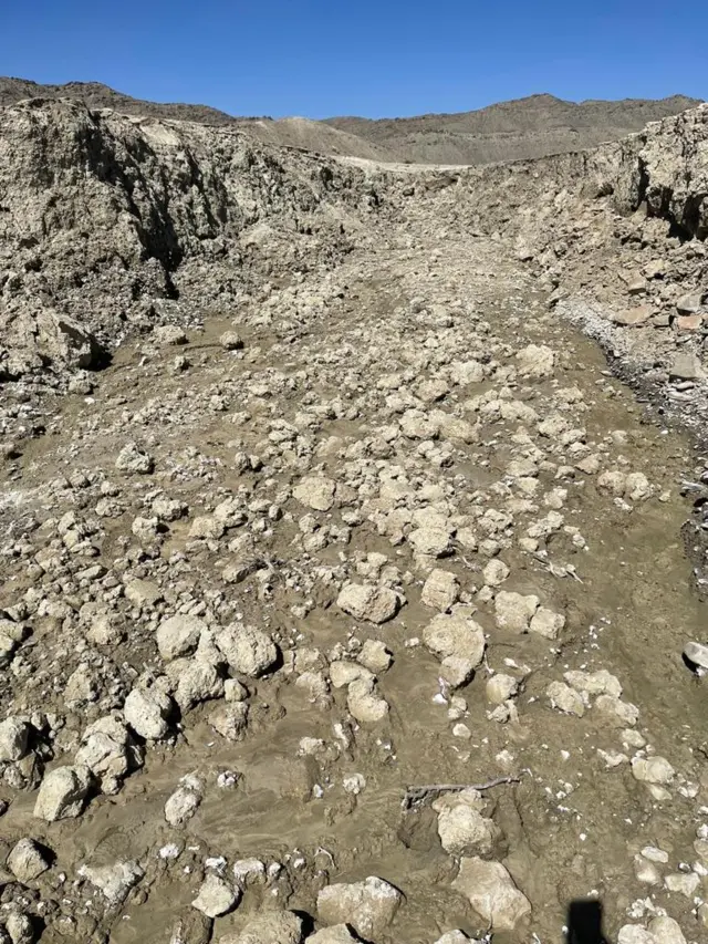 ڈیم ٹوٹنے سے بننے والا پانی کا راستہ جہاں زمین اب بھی کچی ہے