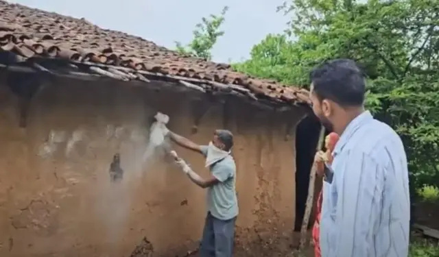 મોટા કંથારિયા ગામે દવાનો છંટકાવ કરતા આરોગ્ય કર્મચારી