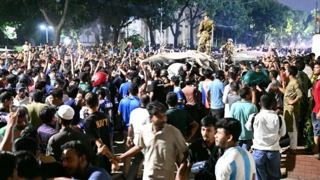 বিক্ষুব্ধ শিক্ষার্থী ও আনসার সদস্যদের মাঝখানে সেনা সদস্যদের অবস্থান