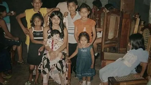 Beatriz, sentada no centro da foto, quando tinha 15 anos