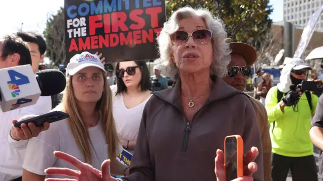 Поддержать Дона Лемона в пятницу к федеральному суду в Лос-Анжелесе пришла знаменитая актриса Джейн Фонда