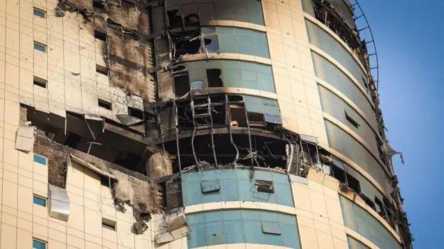 Хмарочос з розбитими вікнами в Бахрейні