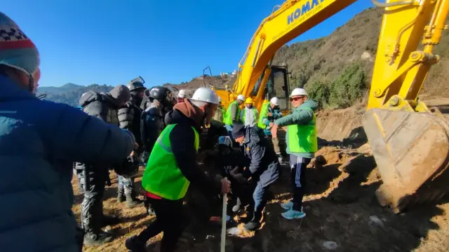 प्रहरी परिचालन गरेर निर्माणको काम आरम्भ गरिएको छ 