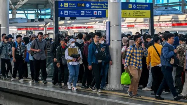 pekerja Jakarta naik kereta