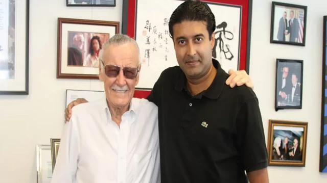 स्टॅन ली यांच्यासोूबत शरद देवराजन 