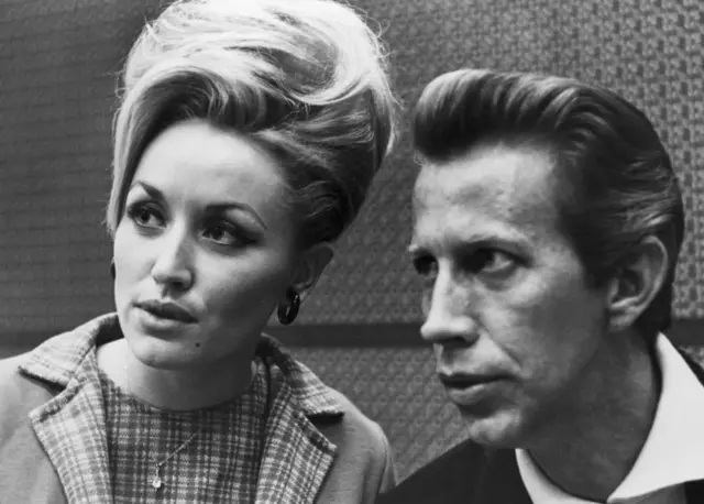 Parton (ibumoso) yashimiye Porter Wagoner (iburyo) ku ifoto yo mu 1968, abimuhimbiramo indirimbo I Will Always Love You