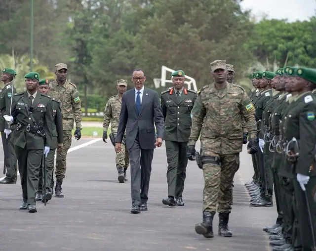 Jenerali Kazura na Perezida Kagame mu 2019 barimo kugenzura akarasisi k'abasirikare barangije amasomo