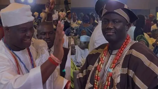 Aláàfin Abimbola Owoade wọ agbada àti Sokoto aláwọ̀ Kọfi àti Goolu, ó dé fìlà abeti ajá, ó fi ìlẹ̀kẹ̀ ńlá méjì sọrun, Ọọ̀ni Adeyeye Ogunwusi dúró sí ẹgbẹ́ Aláàfin, ó na ọwọ́ sókè bíi ọgbà to ń juwọ