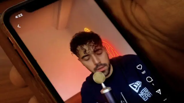 Shervin Hajipour şarkıyı söylüyor