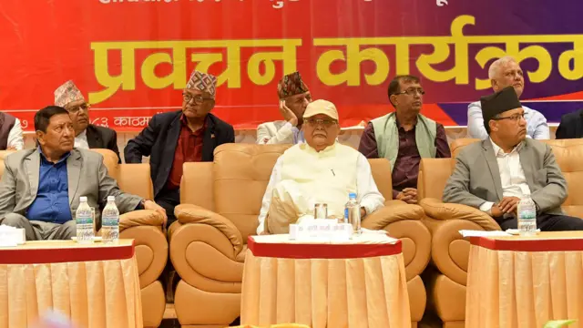 एमालेका अध्यक्ष ओली (बीचमा) तथा वामपन्थी दलका नेताहरू