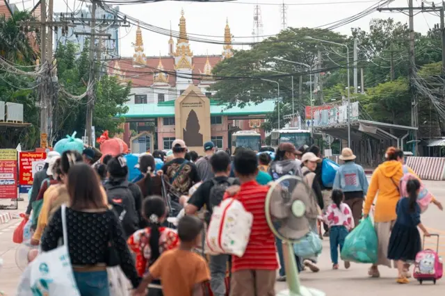 ช่วงเช้าที่ผ่านมาชาวกัมพูชาหลายพันคนทยอยเดินทางข้ามแดนกลับสู่ประเทศกัมพูชาอย่างต่อเนื่องผ่านบริเวณด่านพรมแดนบ้านคลองลึก อ.อรัญประเทศ จ.สระแก้ว ซึ่งการเดินทางกลับภูมิลำเนาของชาวกัมพูชาในครั้งนี้ เกิดขึ้นหลังจากกองกำลังบูรพาได้ใช้กฎอัยการศึกผลักดันชาวกัมพูชาในพื้นที่ให้กับประเทศ