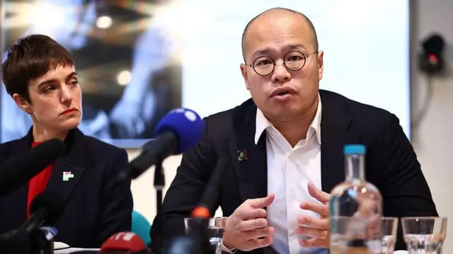 Sébastien Lai Sung-yan, hijo del magnate de los medios de comunicación de Hong Kong, Jimmy Lai, encarcelado, asiste a una conferencia de prensa en Londres el 15 de diciembre de 2025,