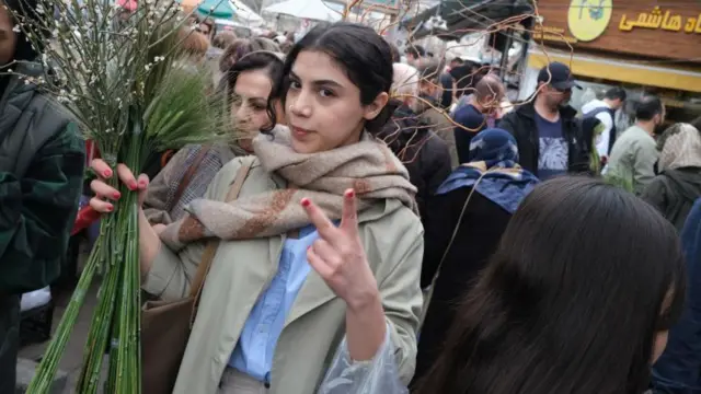 तेहरान में बिना हिजाब की महिला