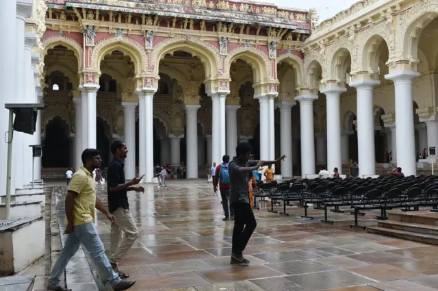 மூக்கறுப்பு போர்