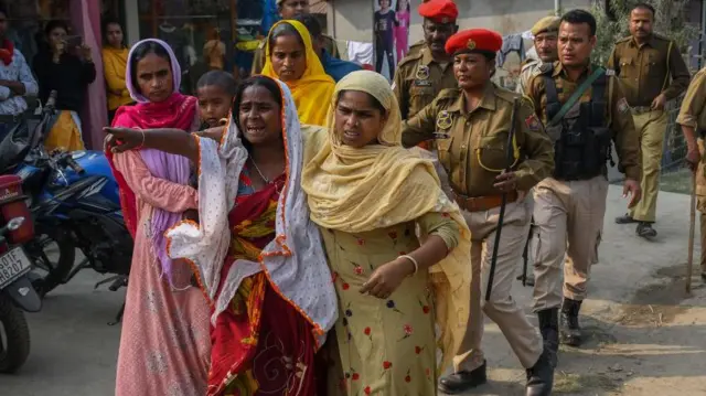 মুসলমানদের একাংশ আবার হয়রাণির অভিযোগ তুলেছে