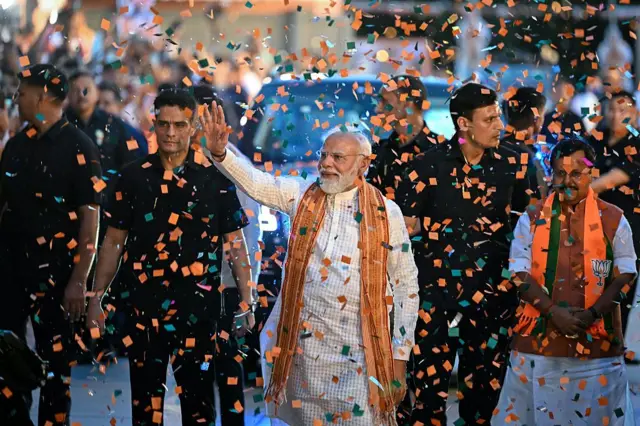 વડા પ્રધાન મોદી પશ્ચિમ બંગાળ સહિતની ચૂંટણીનાં પરિણામો આગામી સમયમાં ભાજપ અને દેશના રાજકારણ વિશે શું સંકેતો આપે છે? રાહુલ ગાંધી વિપક્ષ કૉંગ્રેસ ટીએમસી ડીએમકે એઆઈએડીએમકે ઔવૈસી, ભારત રાજનીતિ રાજ્ય ચૂંટણી મતદાન મતગણતરી ચૂંટણીપંચ ઇલેક્શન કમિશન બીબીસી ગુજરાતી ગુજરાત ન્યૂઝ સમાચાર ગુજરાત સમાચાર