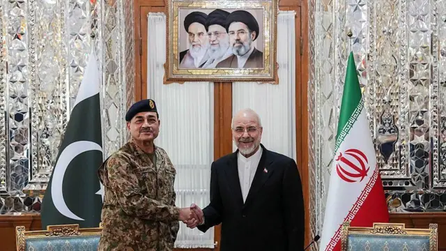 محمدباقر قالیباف، رئیس مجلس ایران که ریاست هیئت مذاکره‌کننده ایران در گفتگو با ایالات متحده را نیز بر عهده دارد، با عاصم منیر، فرمانده ارتش پاکستان که میان تهران و واشنگتن میانجی‌گری می‌کند، دیدار کرد