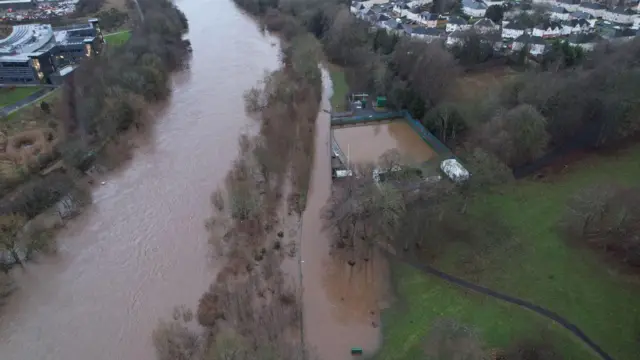 Una imagen aérea de tierras afectadas por las inundaciones en Carmyle, donde el agua ha atravesado caminos y pasto.