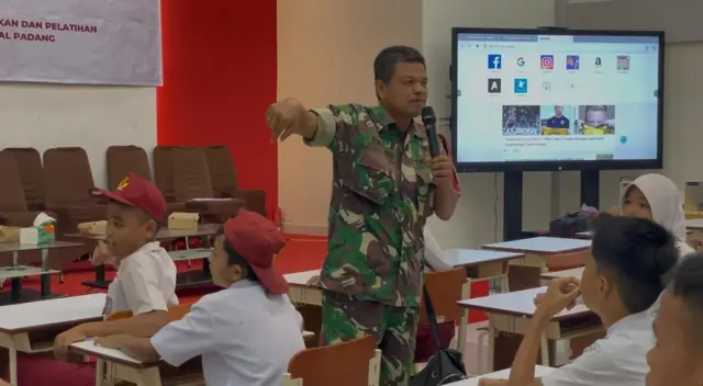 Seorang anggota TNI sedang memberikan pengarahan pada anak-anak Sekolah Rakyat di BBPPKS Padang, Senin (14/07)