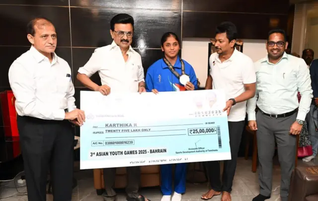 கண்ணகி நகர் கார்த்திகா, குகேஷ், தமிழ்நாடு அரசு, ஊக்கத்தொகை