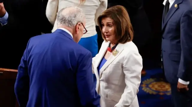 Schumer et Pelosi ont fait pression en privé sur M. Biden pour qu'il revienne sur sa décision.