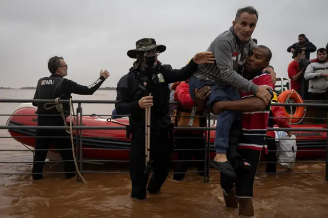 Un hombre es rescatado por un grupo de socorristas. 