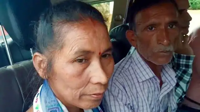 अंकिता भंडारी के पिता (दाएं) ने दोषियों को आजीवन कारावास मिलने पर असंतोष ज़ाहिर करते हुए कहा है कि मौत की सज़ा मिलनी चाहिए थी