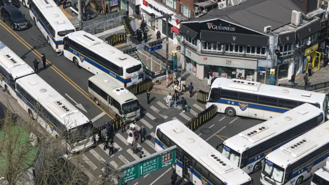 윤석열 대통령 탄핵 심판 선고를 하루 앞둔 3일 서울 종로구 헌법재판소 인근이 경찰 차벽으로 둘러져 있다