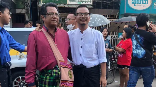 သတင်းထောက်ကိုကောင်းဆက်လင်းပြန်လည်လွတ်မြောက် ( ညာဘက်အဖြူရောင်) 