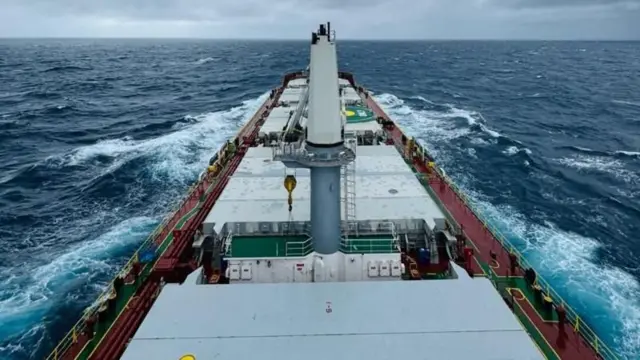 বর্তমানে সংযুক্ত আরব আমিরাতের ফুজাইরাহ বন্দরের কাছাকাছি নোঙর করে আছে জাহাজটি