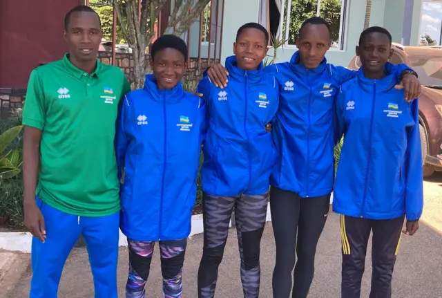 Ikipe yo gusiganwa ku maguru igizwe n'abakobwa batatu na Yves Nimubona hamwe n'umutoza wabo ubanza ibumoso