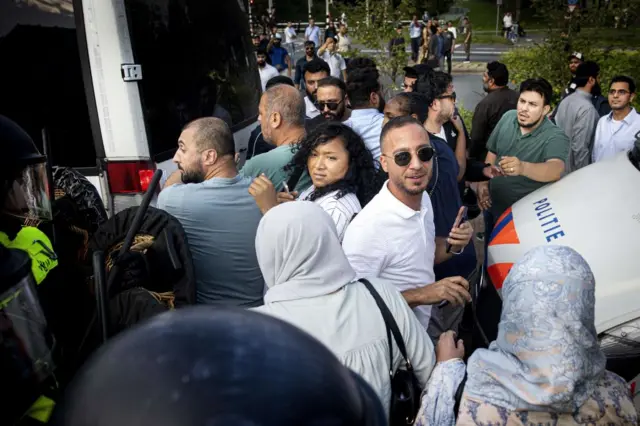 Kuran yakılmasını protesto eden grup, Edwin Wagensveld'a müdahale etmek istedi